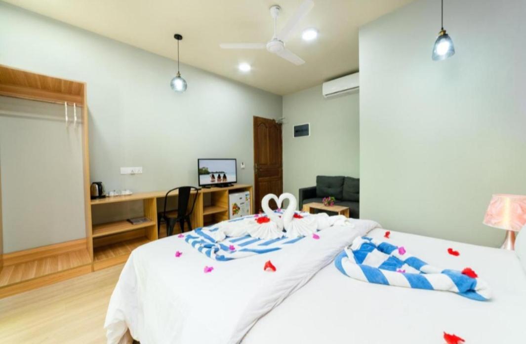 Ukulhas Villa Oceanview Hotel & Spa Exterior photo